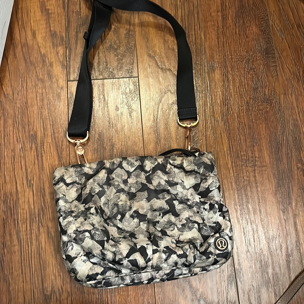 COPY - Lululemon cross body purse